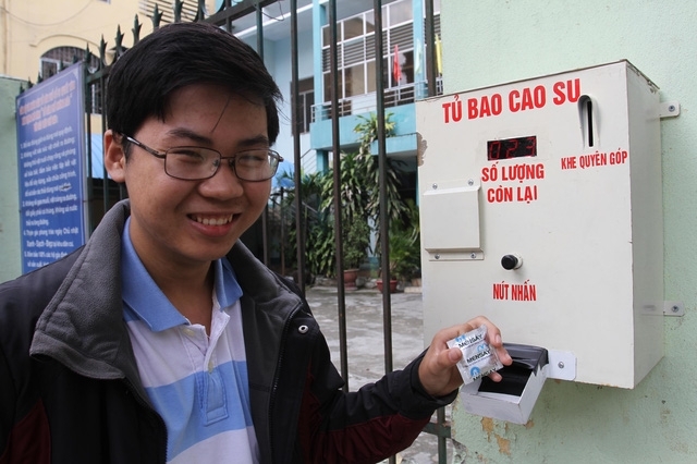Sinh viên Đà Nẵng chế tạo máy phát bao cao su miễn phí