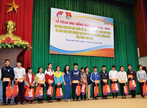 Gần 1 tỉ đồng tặng học sinh nghèo, gia đình khó khăn