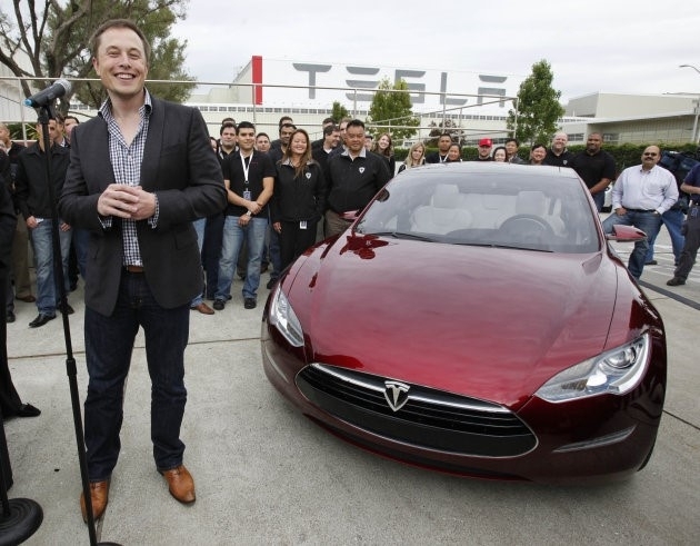 Tesla Model 3 - tiền lệ chưa từng có trong ngành xe hơi