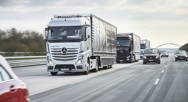 Xe tải tự lái của Mercedes đã chạy trên đường ở châu Âu