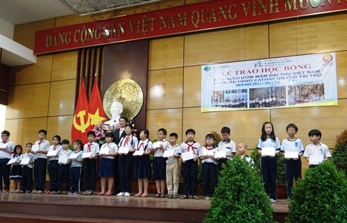 Trao 600 suất học bổng cho học sinh nghèo, hiếu học