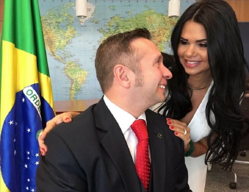 Nóng bỏng ảnh “mát mẻ” của vợ tân bộ trưởng Brazil