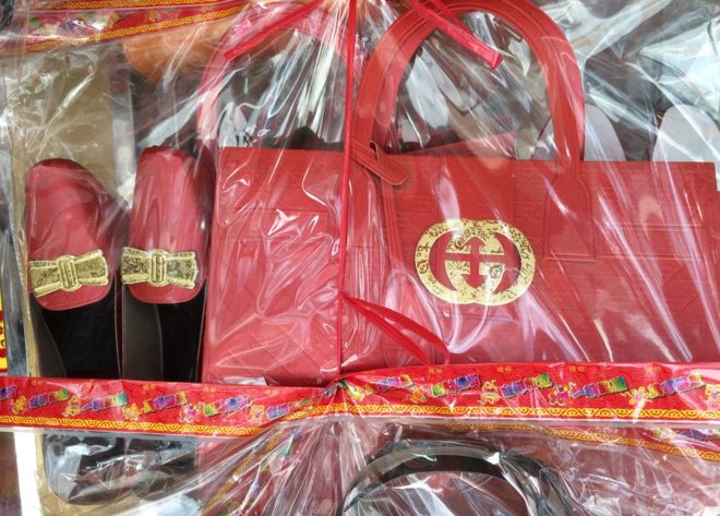 Không nên cúng hàng mã giả hàng hiệu?