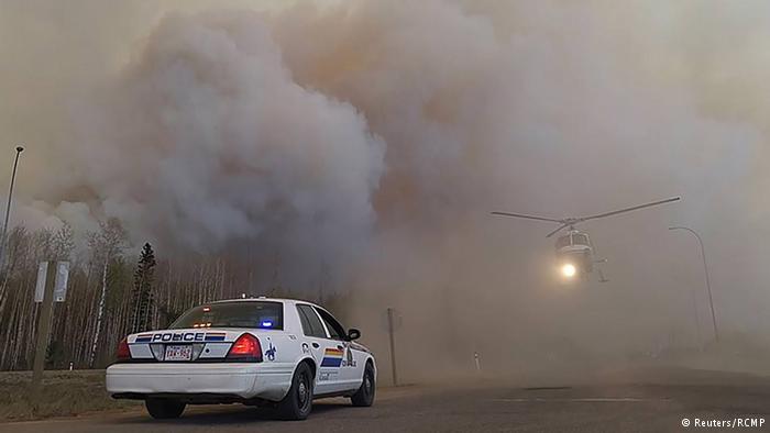 Canada: Nhà riêng bị thiêu rụi, lính cứu hỏa cắn răng chiến đấu