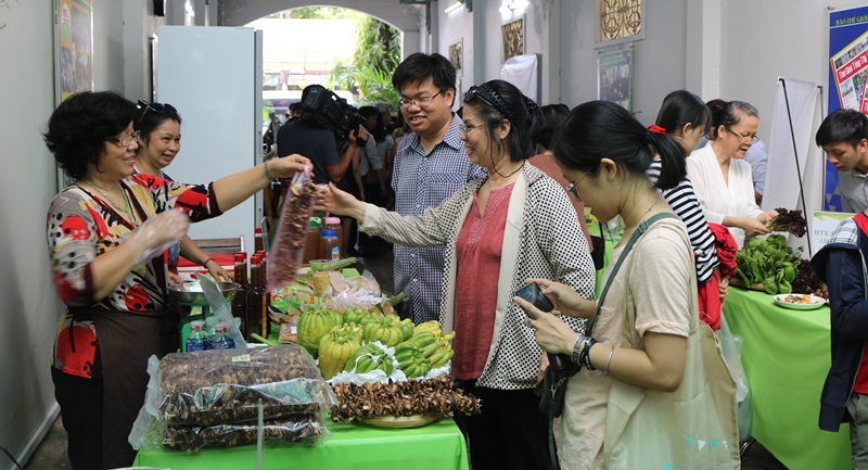 'Phiên chợ xanh tử tế' hấp dẫn người Sài Gòn