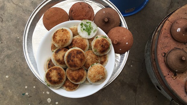 Lò bánh căn nóng hổi tình quê giữa lòng nước Mỹ