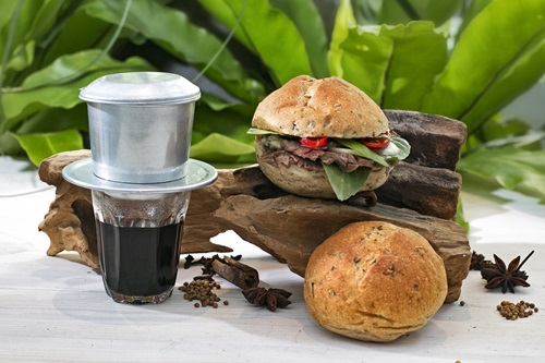 Bánh mì phở - món ăn nhanh độc lạ ở Sài Gòn