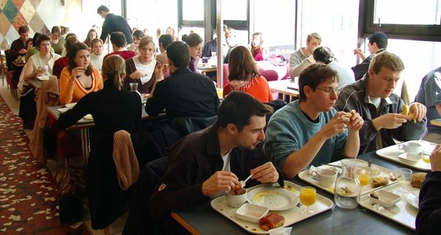 Sinh viên ăn trưa tại Pháp (Ảnh: http://etudiantdeparis.fr)