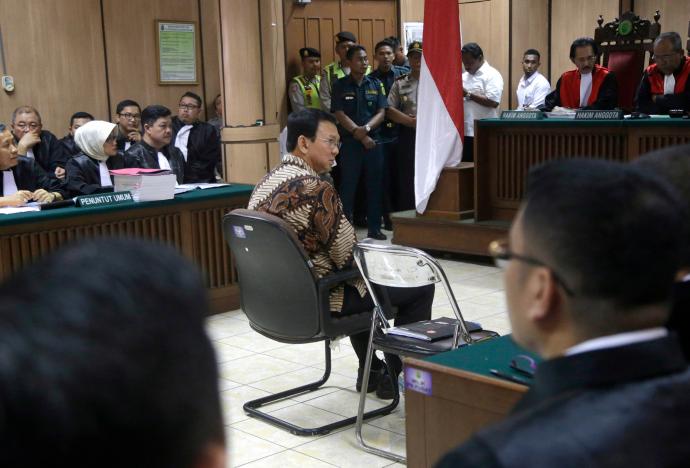 Indonesia: Thị trưởng gốc Hoa bật khóc tại tòa
