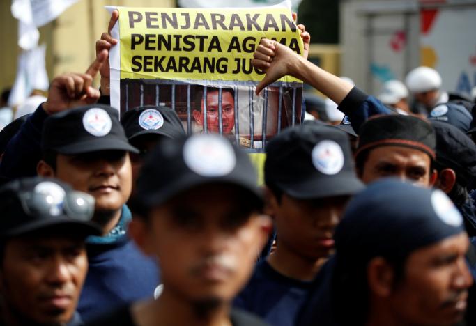 Khoảng 100 người biểu tình bên ngoài tòa án. Ảnh: REUTERS