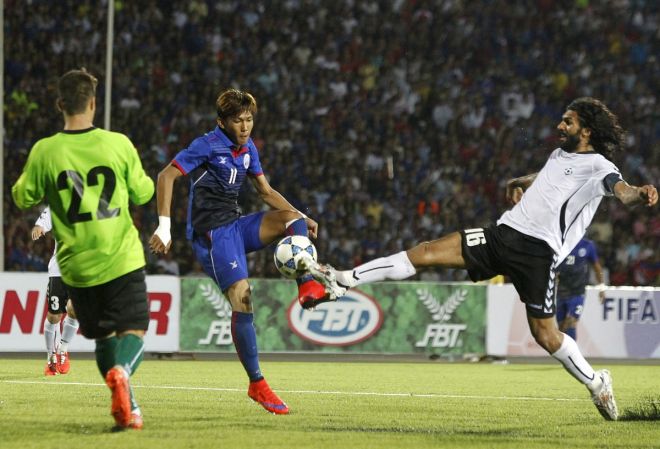 Campuchia (giữa) sớm chia tay AFF Cup sau trận thua Myanmar