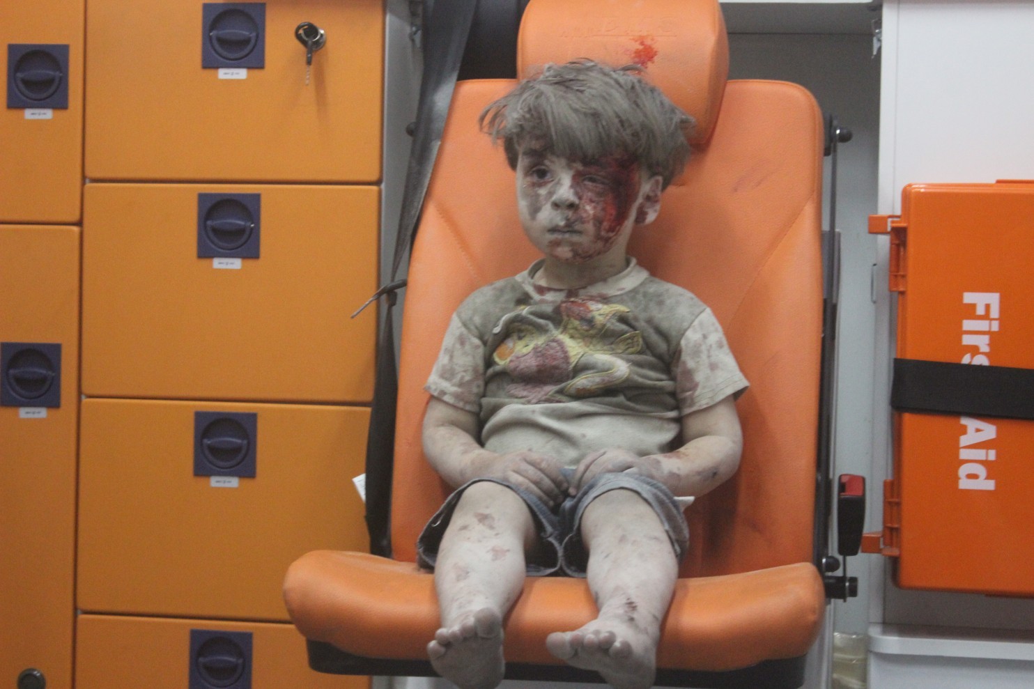 Syria: Cậu bé trên chiếc ghế cam gây ám ảnh