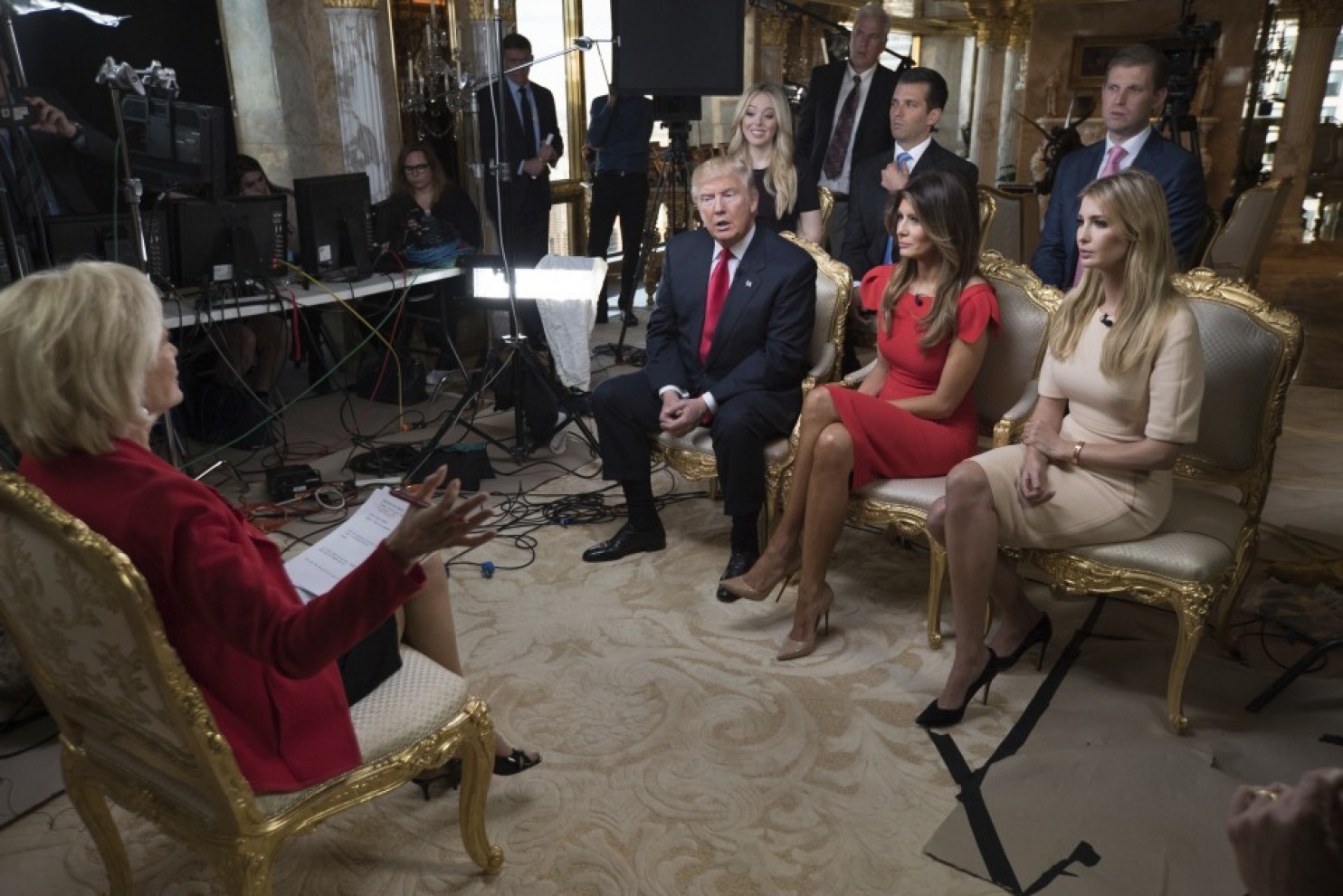 
Gia đ&igrave;nh &ocirc;ng Trump trong buổi phỏng vấn 60 Ph&uacute;t. Ảnh: Washington Post
