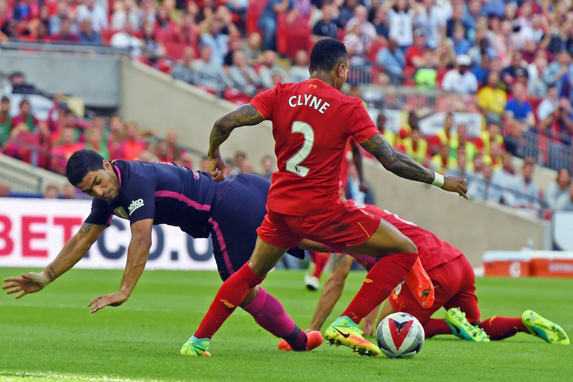 Liverpool bất ngờ "làm gỏi" Barcelona