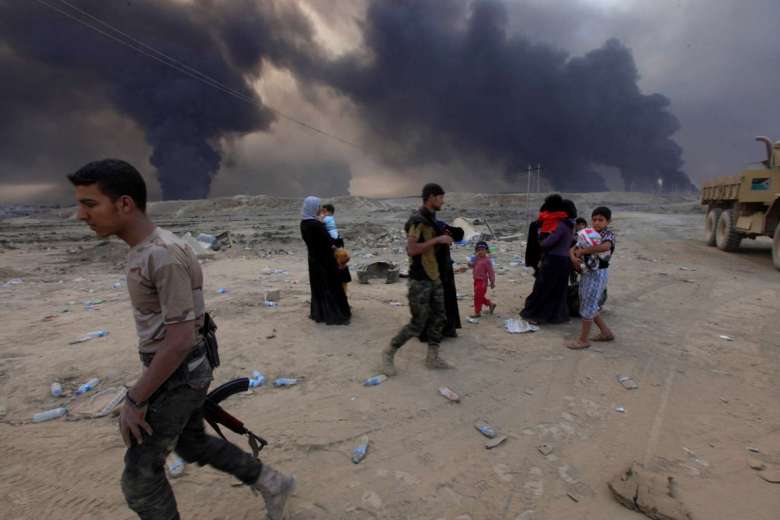 Người dân chạy khỏi TP Mosul đến thị trấn Qayyarah. Ảnh: REUTERS