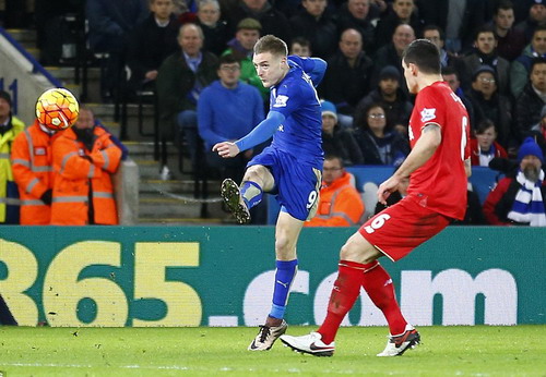 Leicester nhấn chìm Liverpool, Arsenal tụt hạng
