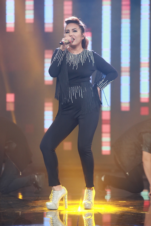 
Janice Phương tr&igrave;nh diễn tr&ecirc;n s&acirc;n khấu Vietnam Idol trong đ&ecirc;m chung kết
