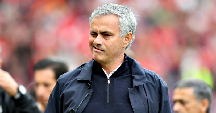 Mourinho tố trọng tài "cướp" của M.U 2 quả phạt đền