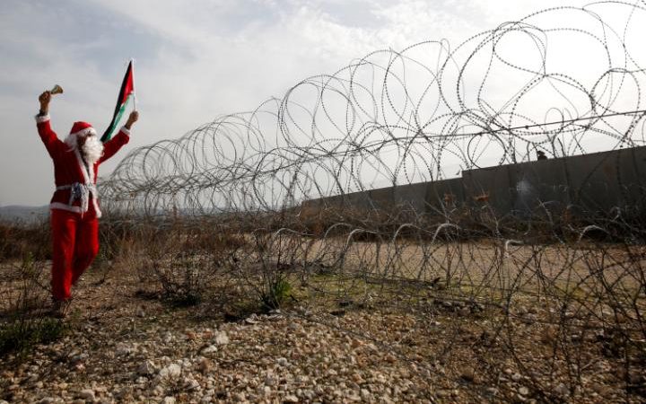 Một người Palestine phản đối tại biên giới Israel. Ảnh: Reuters
