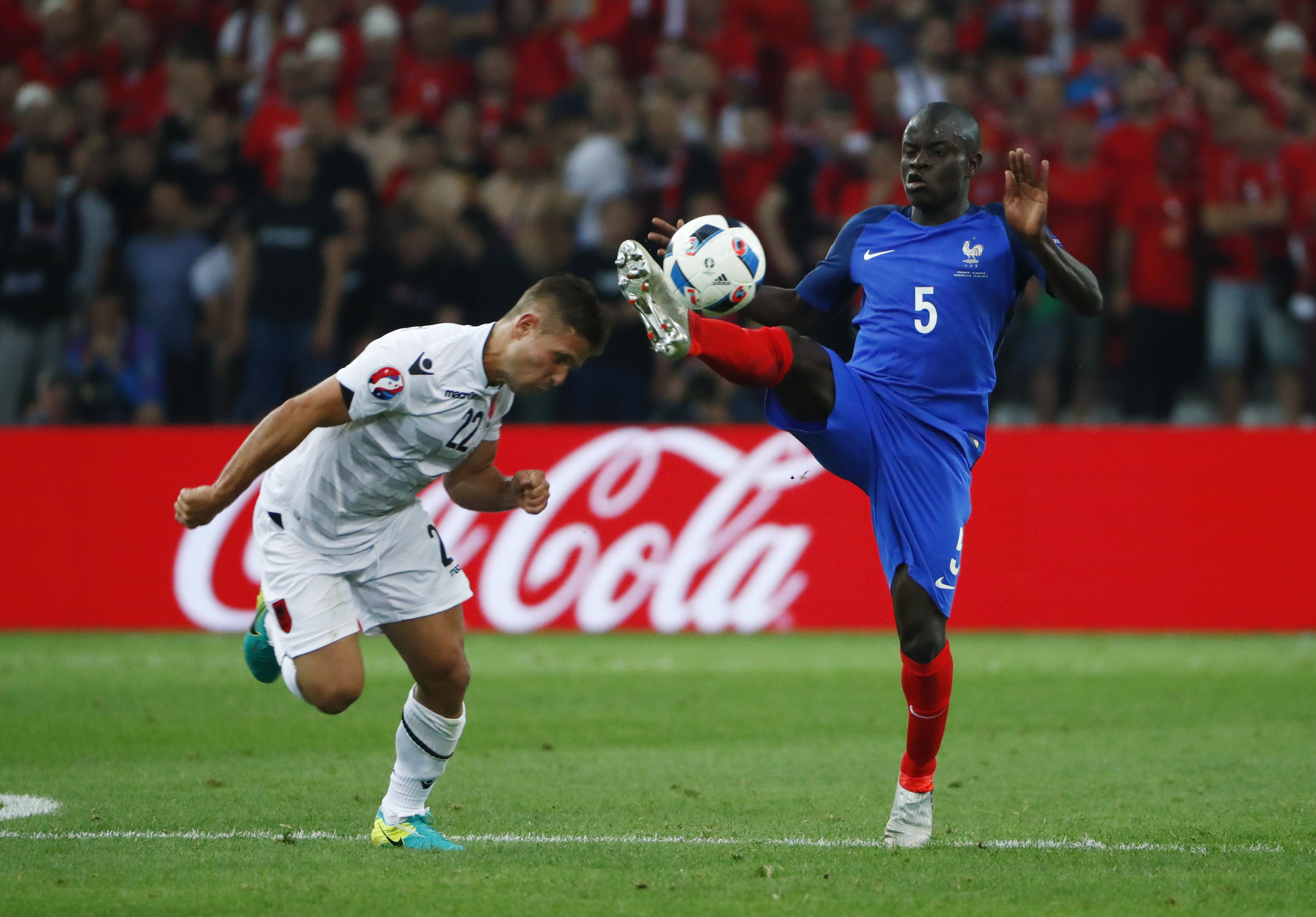 Chelsea chiêu mộ Kante, giá 32 triệu bảng Anh