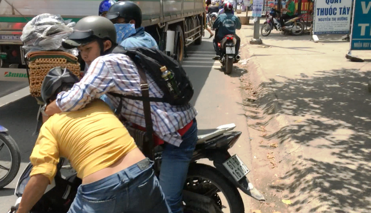 Trộm của người bán vé số dạo, bị “hiệp sĩ” kẹp cổ giữa phố