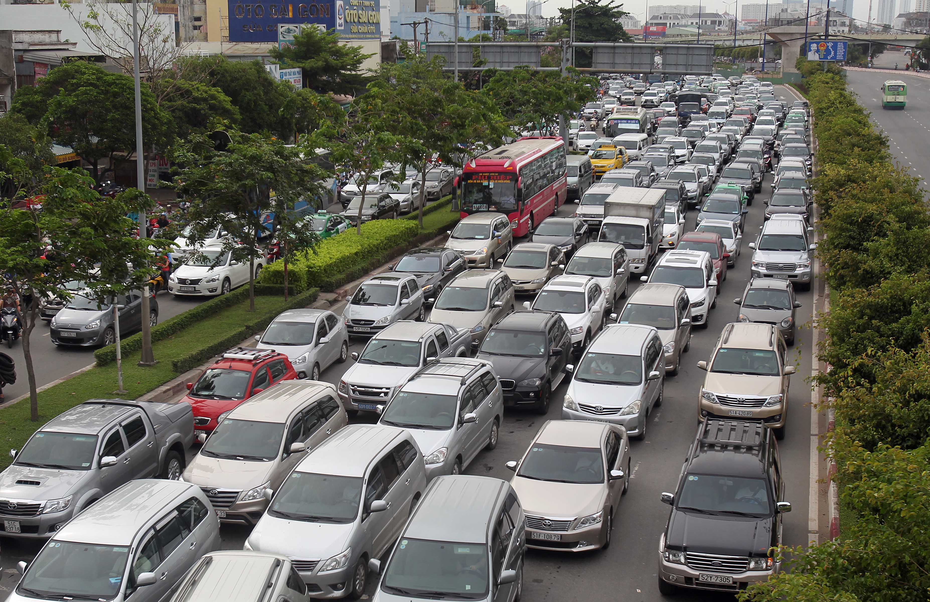 Con gái ngây dại bên thi thể mẹ dưới gầm xe bồn