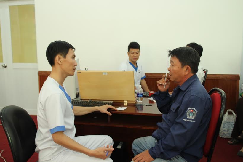 Kh&aacute;m mắt miễn ph&iacute; cho CNVC-LĐ