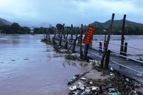 Cầu Phú Kiểng ở xã Vĩnh Ngọc, TP Nha Trang, tỉnh Khánh Hòa bị nước lũ cuốn trôi. Ảnh: Kỳ Nam