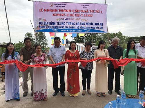 Lễ kh&aacute;nh th&agrave;nh cầu b&ecirc; t&ocirc;ng Ng&atilde; tư số 1 x&atilde; Ph&uacute; Mỹ, Ph&uacute; T&acirc;n, tỉnh C&agrave; Mau