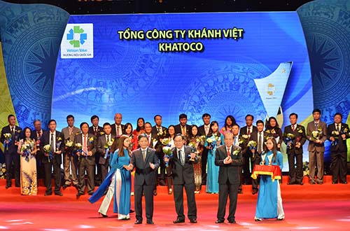 Ông Nguyễn Đình Hương, Phó Tổng Giám đốc Khatoco, nhận danh hiệu