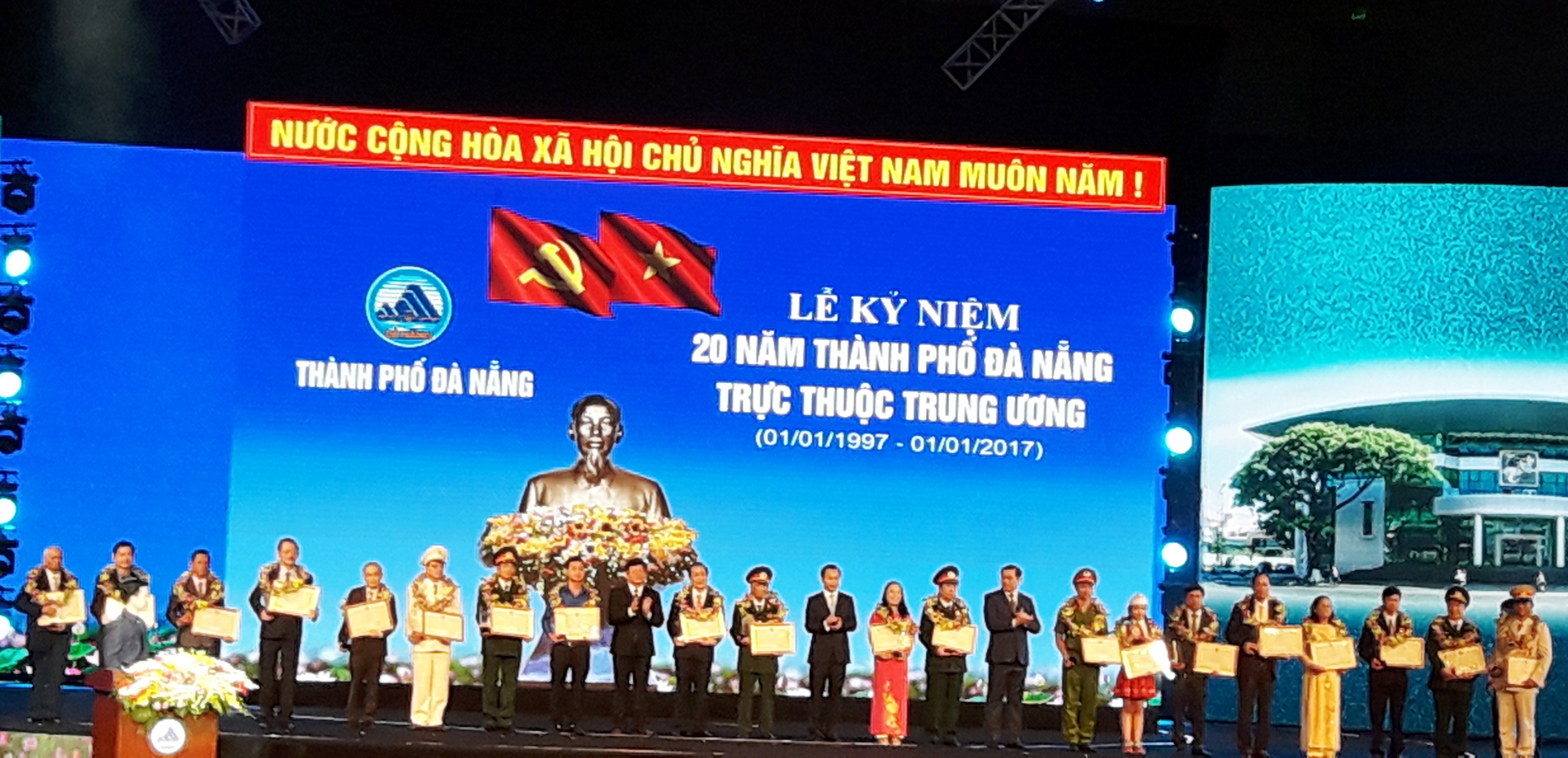 Khen thưởng 20 cá nhân tiêu biểu của Đà Nẵng