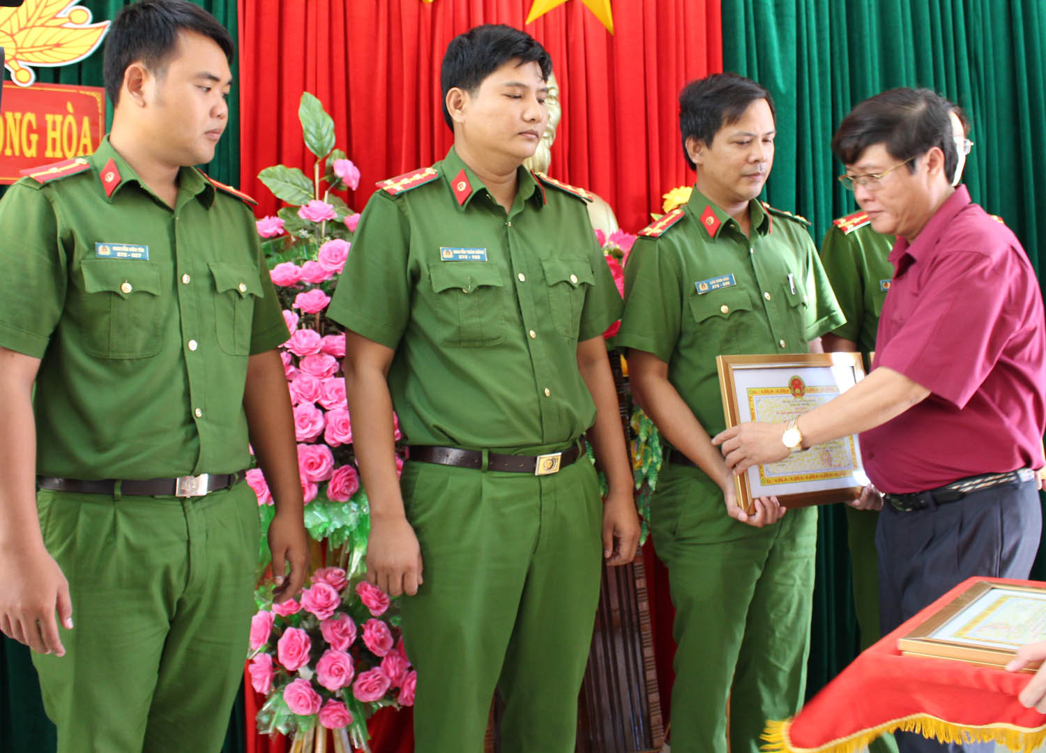 
Khen thưởng c&aacute;c c&aacute;n bộ C&ocirc;ng an huyện Đ&ocirc;ng H&ograve;a v&igrave; t&oacute;m gọn nh&oacute;m c&ocirc;n đồ trong 16 giờ
