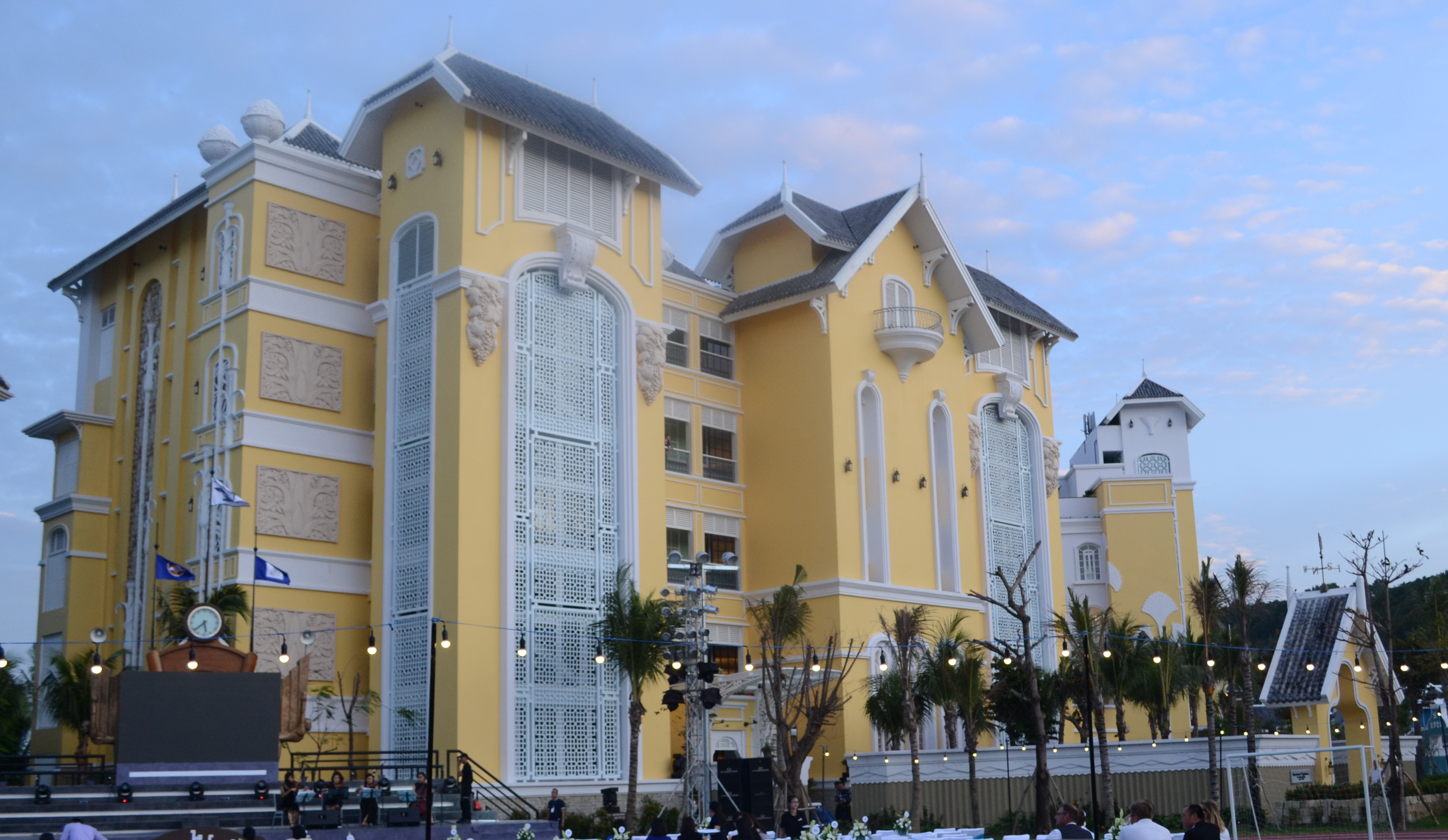 Khoa nông nghiệp cũng được xây dựng bề thế với đầy đủ các phòng chức năng bên trong.