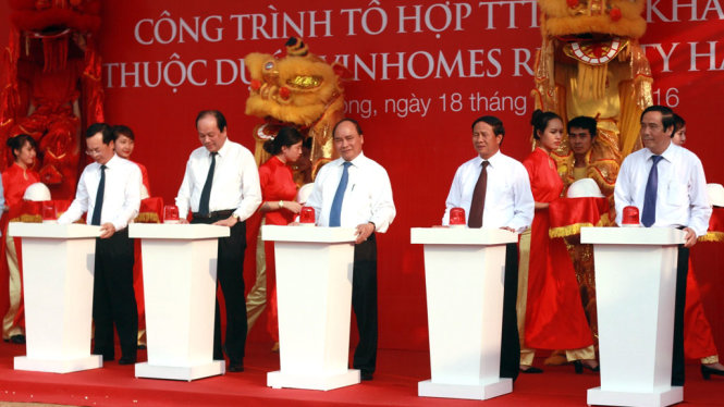 Thủ tướng Nguyễn Xuân Phúc bấm nút khởi công