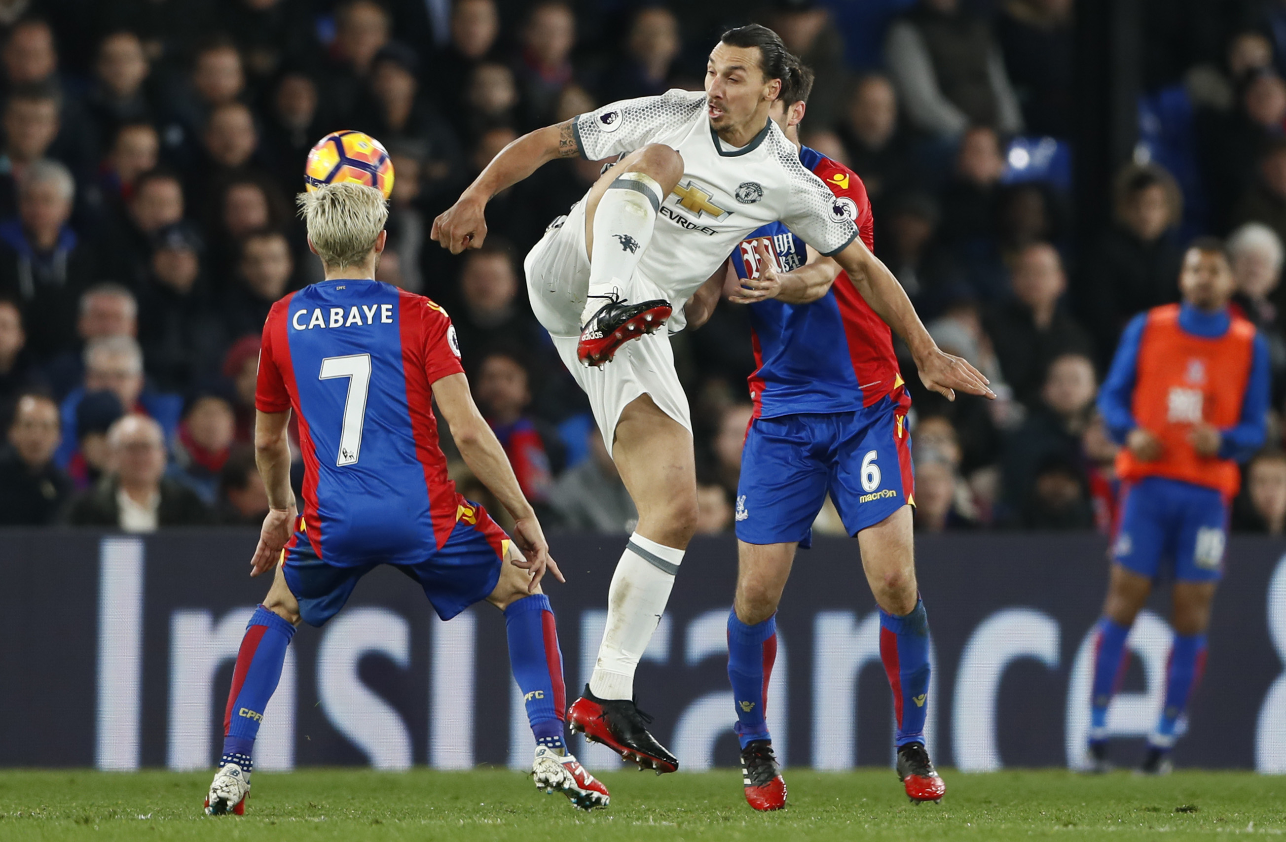 Ibrahimovic (giữa) tiếp tục là niềm hy vọng số 1 trên hàng công M.U Ảnh: REUTERS