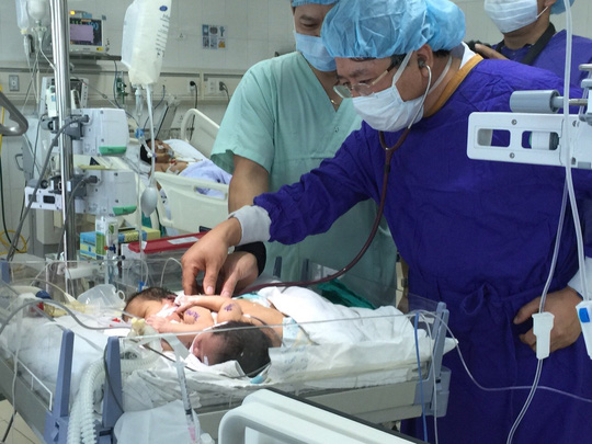 Gia đình đưa cặp song sinh dính liền ở Hà Giang về nhà