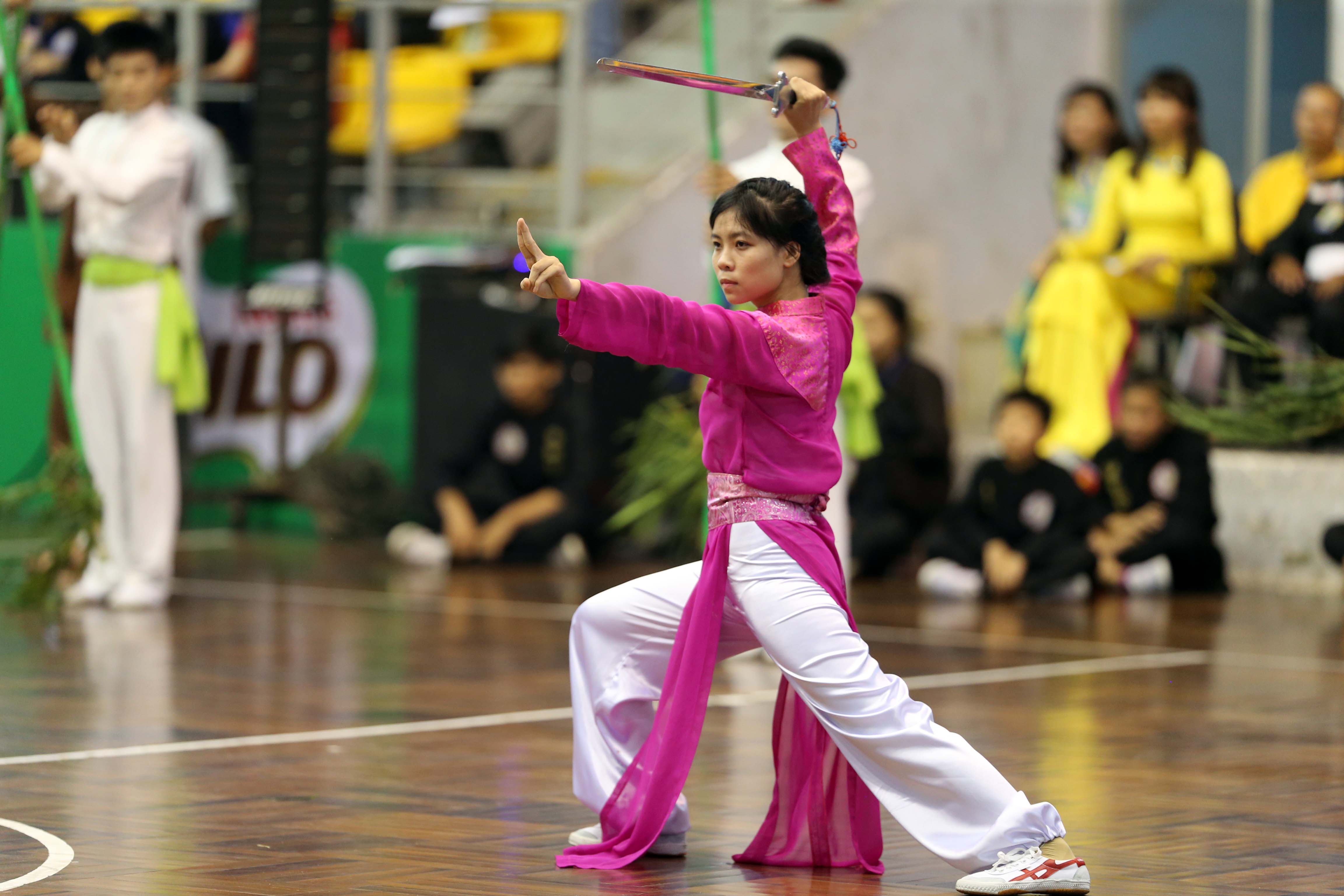 &Aacute;o d&agrave;i tha thướt nhưng đầy dũng m&atilde;nh trong từng đường kiếm