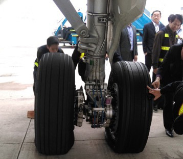 Lên độ cao 8.850 m, tổ bay A321 thông báo sự cố về lốp