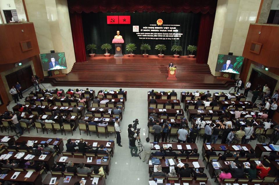 Hơn 500 Kiều bào đã tới dự Hội nghị người Việt Nam ở nước ngoài sáng 12-11. Ảnh: Hoàng Triều