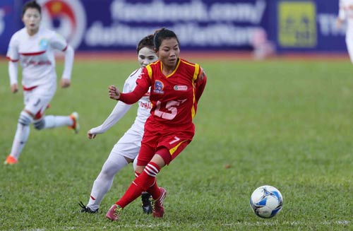 “Bà mẹ” Kim Hồng trở lại sân cỏ