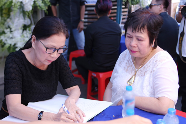 
Nghệ sĩ Kim Xu&acirc;n ghi sổ tang
