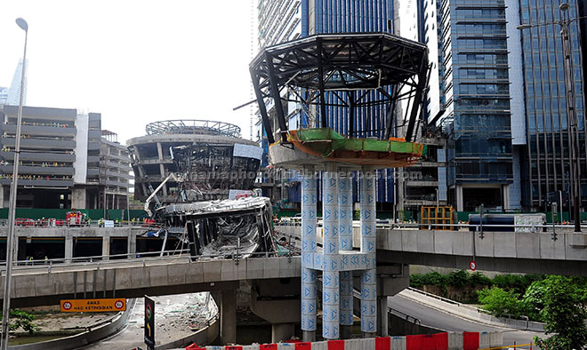 Cây cầu đi bộ đổ sập. Ảnh: Bernama photo