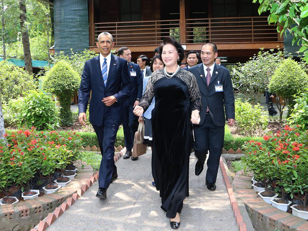 Chủ tịch QH Nguyễn Thị Kim Ngân "bật mí" về thói quen mặc áo dài