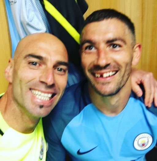 Mất răng trận derby, sao Man City vẫn cười rạng rỡ