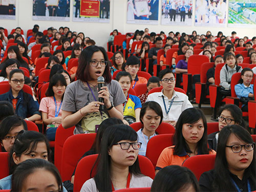 Các đại biểu dự hội thảo đặt câu hỏi với các chuyên gia. ẢNH: BẠCH ĐẰNG