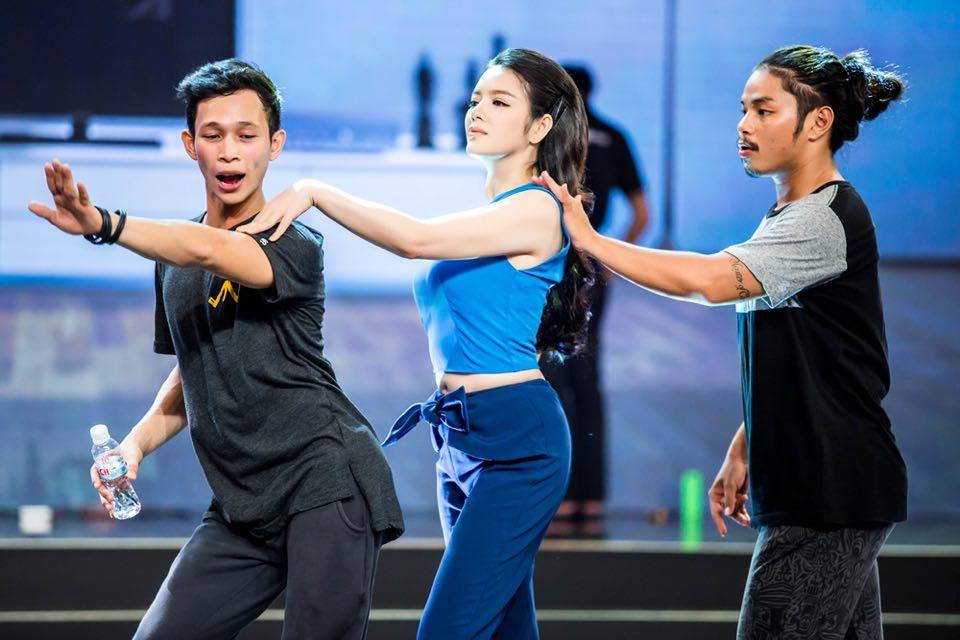 Lý Nhã Kỳ oái ăm "làm khổ" Trấn Thành, Vân Sơn