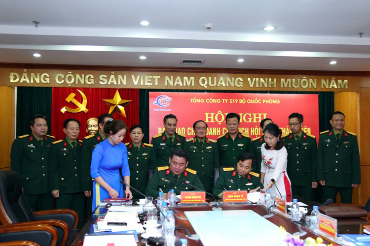 
K&yacute; bi&ecirc;n bản b&agrave;n giao chức vụ Chủ tịch HĐTV Tổng c&ocirc;ng ty 319 giữa Đại t&aacute; Ph&ugrave;ng Quang Hải (tr&aacute;i) v&agrave; Đại t&aacute; Trần Đăng T&uacute;
