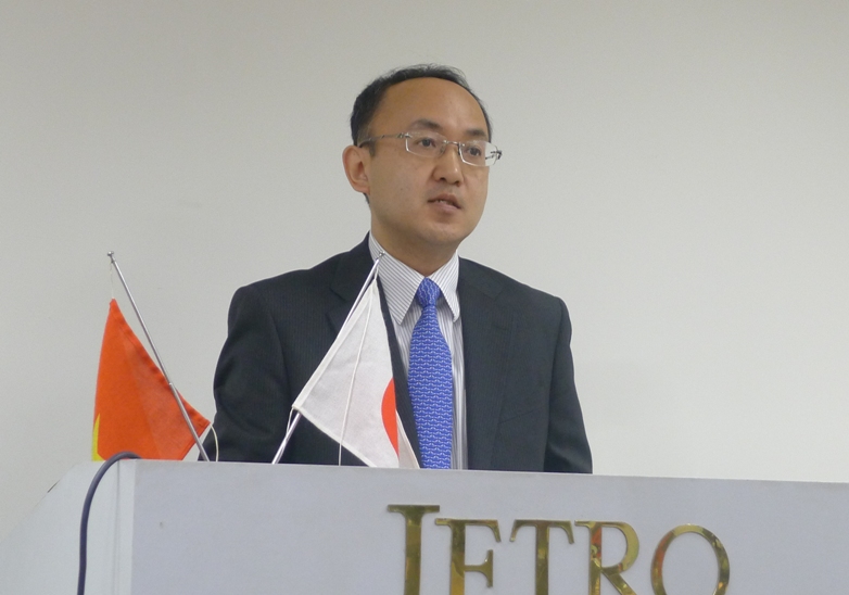 &Ocirc;ng Atsusuke Kawada, Trưởng đại diện văn ph&ograve;ng JETRO H&agrave; Nội, ph&aacute;t biểu tại buổi họp b&aacute;o