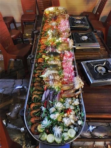 Kinh ngạc nồi lẩu gà khủng dài hơn 1 mét giá bạc triệu