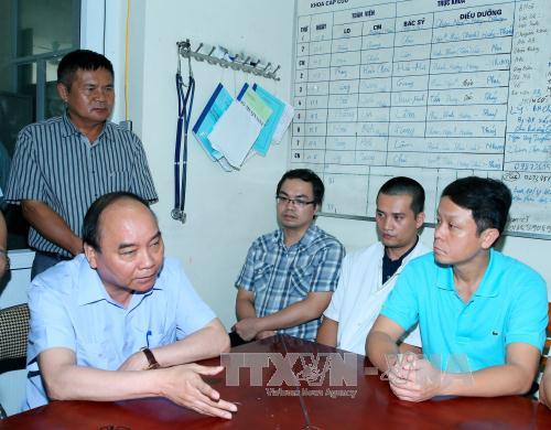 Thủ tướng Nguyễn Xu&acirc;n Ph&uacute;c l&agrave;m việc với c&aacute;c y b&aacute;c sĩ tại Bệnh viện đa khoa tỉnh Y&ecirc;n B&aacute;i